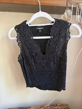 💼 express lace floral crop top